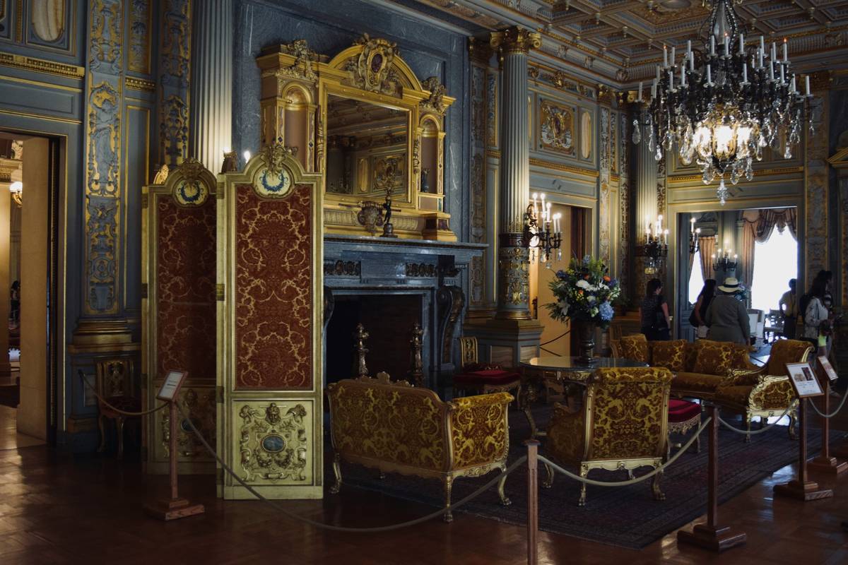 Bar chart showing estimated value distribution of common estate antiques by category: furniture ($200–$5,000), silverware ($50–$10,000), glassware ($30–$15,000), ceramics ($100–$25,000), jewelry ($200–$50,000+)