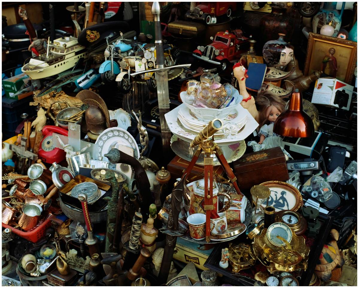 Infographic showing how estate antique malls source items from estate sales, verify authenticity, and display them in vendor booths
